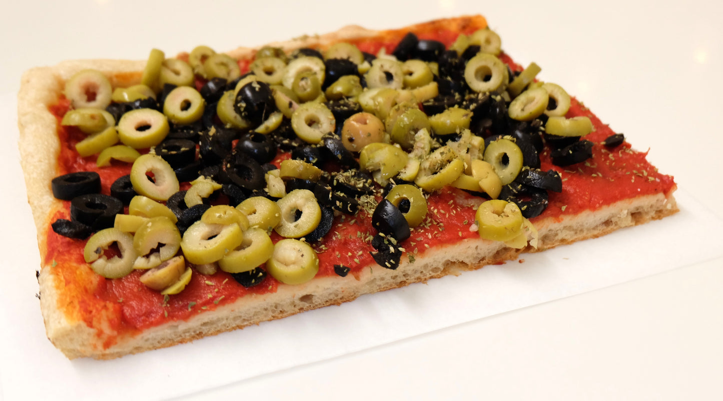 Tomato Base, Black and Green Olives